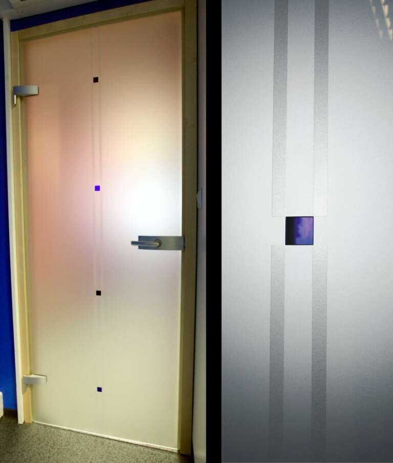 Porte en verre dépoli deux tons décorés avec des carrés de verre bleus incrustés